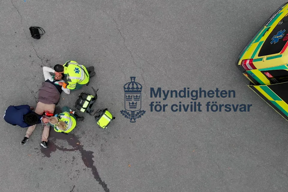 Hur känner du igen en livshotande blödning? Hur ska du agera om du är först på plats? Med kunskap och dina händer kan du rädda en annan människas liv. En livshotande blödning kan uppstå av hugg-, stick- och skjutvapen eller andra attentatsmetoder vid